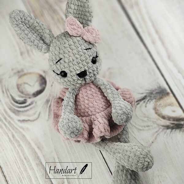 Króliczek na szydełku z miękkiej włóczki- Bunia (różowa)