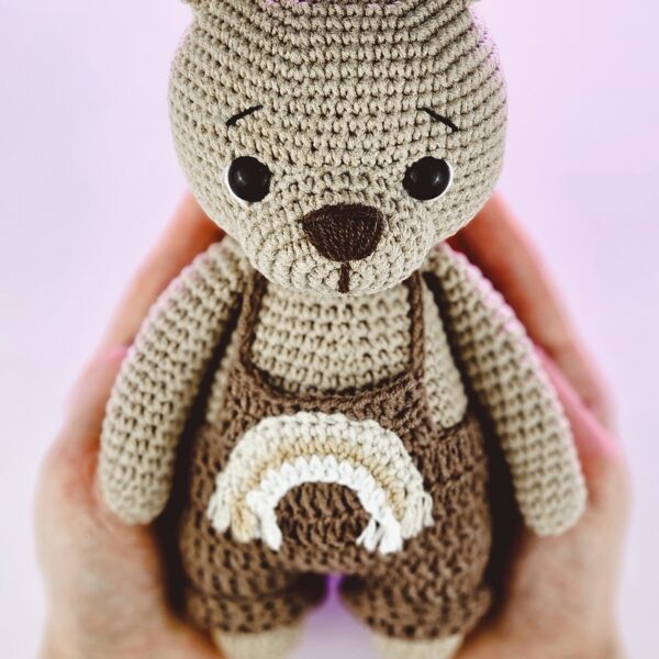 Miś na szydełku w spodenkach