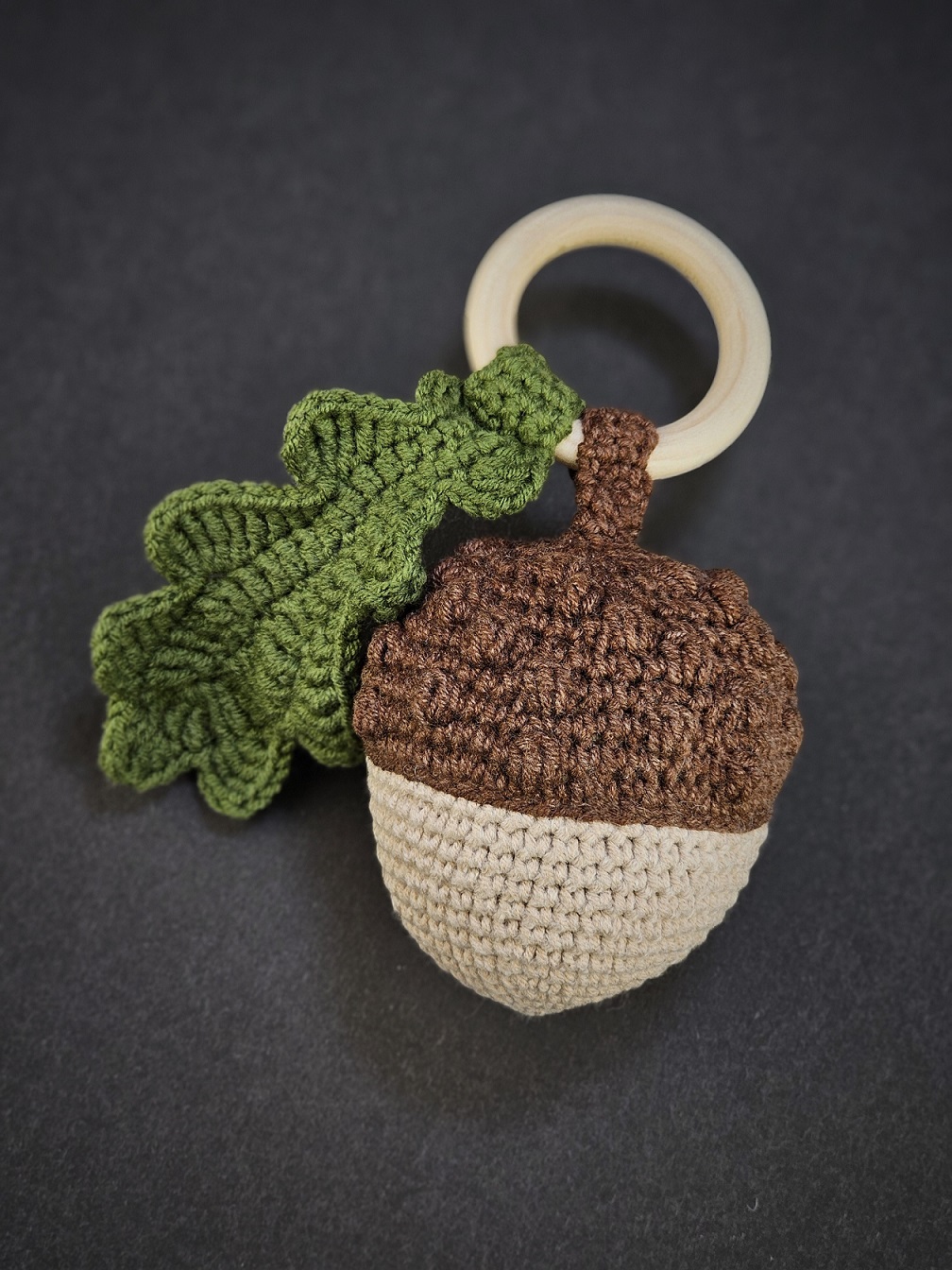 Grzechotka - Żołądź z liściem