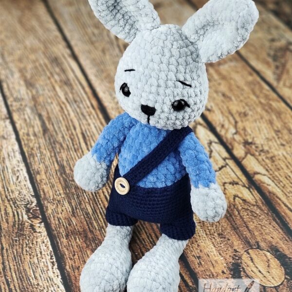 Króliczek na szydełku z miękkiej włóczki w spodenkach
