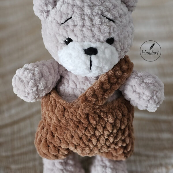 Mały miś z miękkiej włóczki